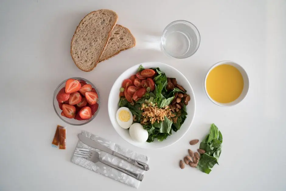 Piring makanan seimbang dengan sayur, buah, dan sumber protein